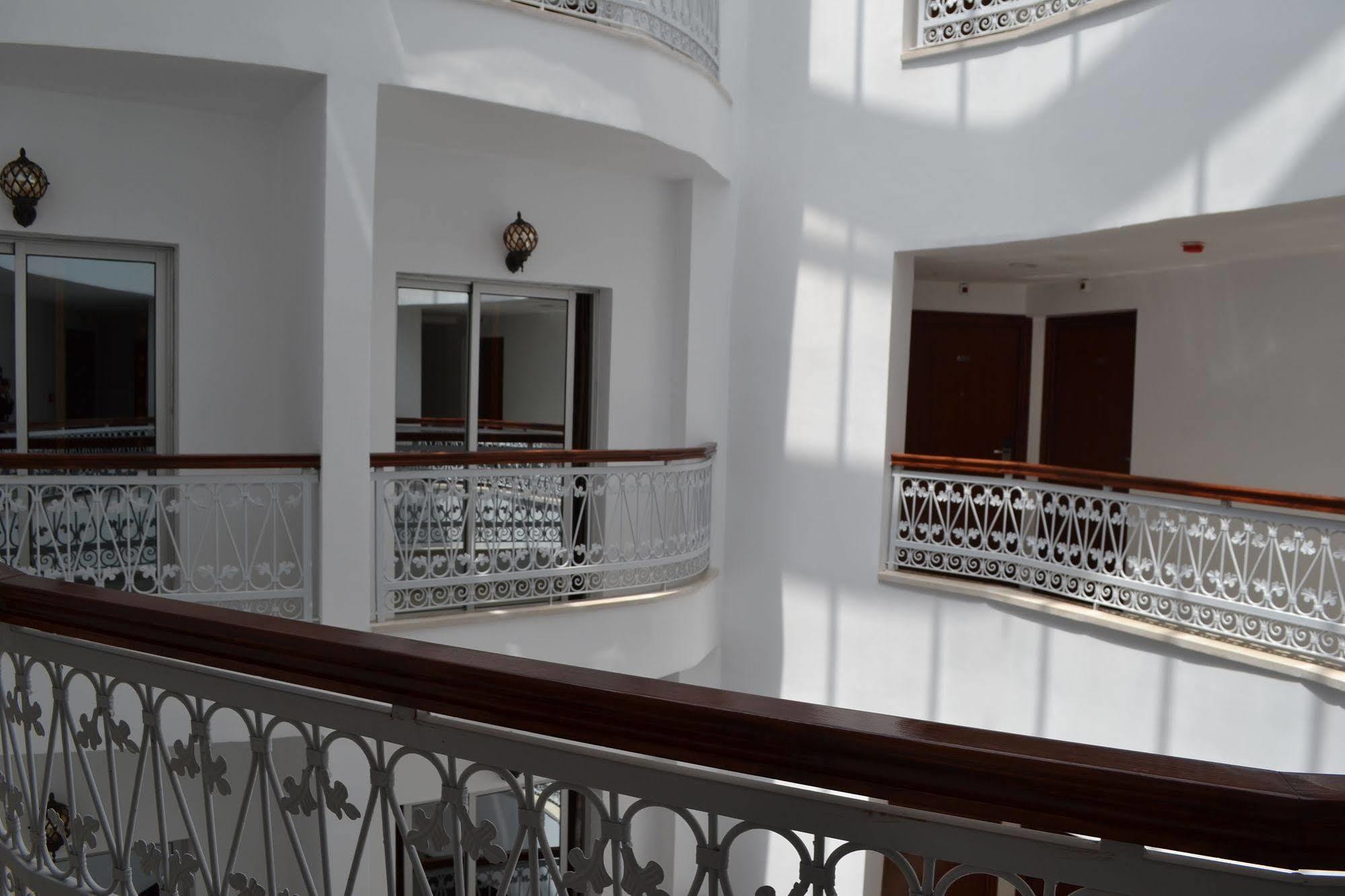 Hotel La Place Эль-Джадида Экстерьер фото